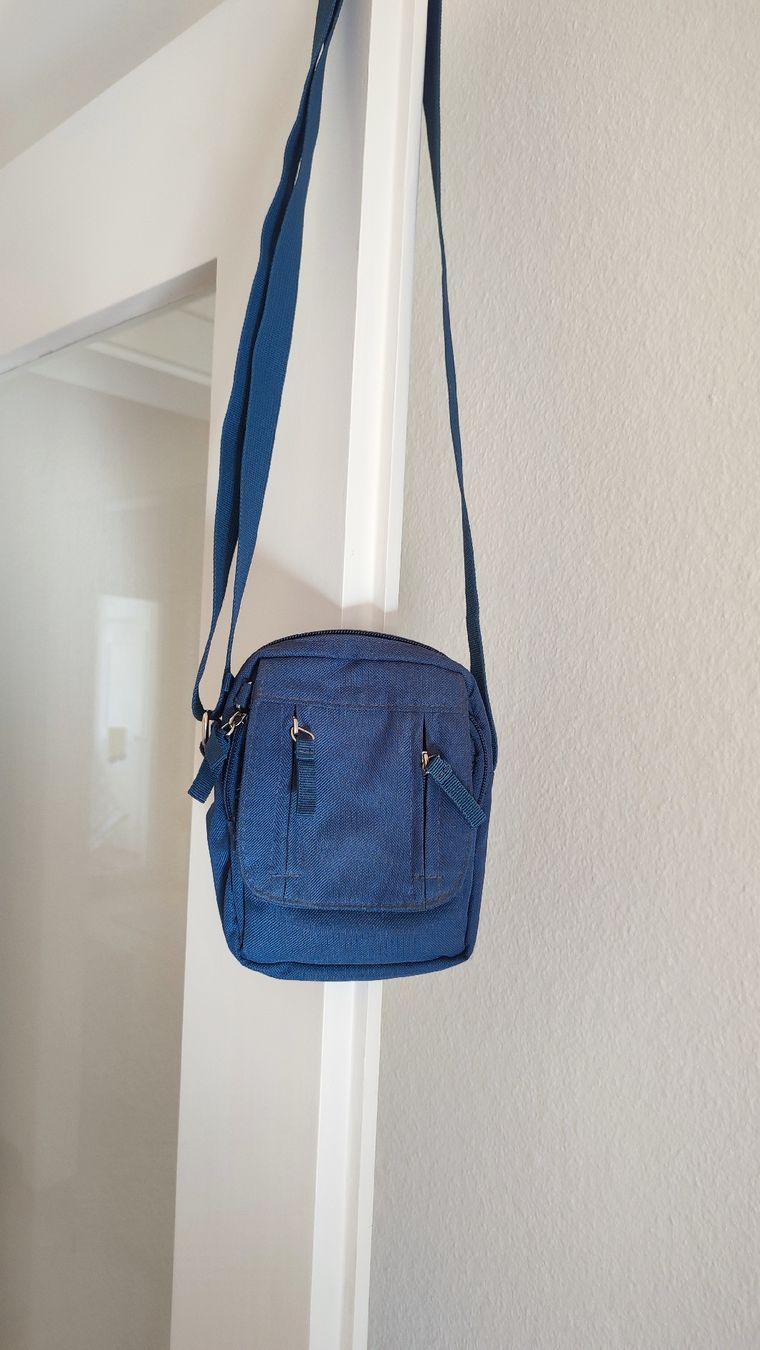 Taschen: Lässige Umhängetasche / Bauchtausche – Gebraucht aus Basel von kopfstand