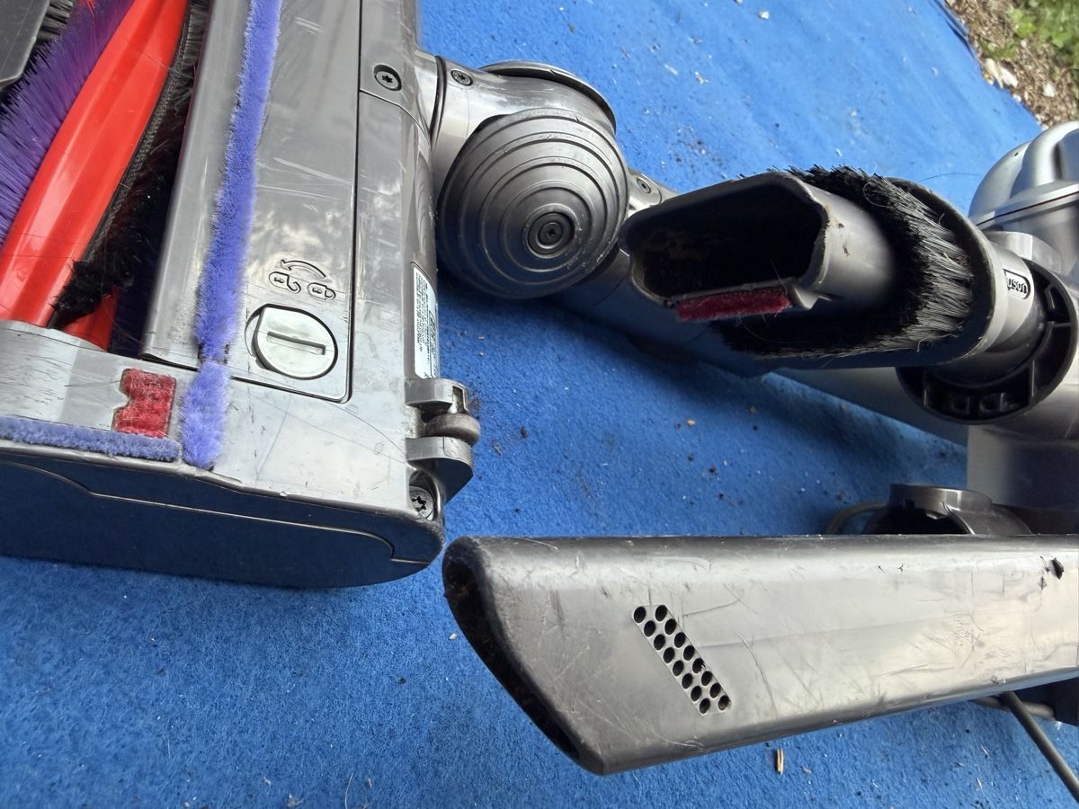 Dyson Aspirateurs & Accessoires: Dyson v8 – D'occasion à Camorino par CamperCommunity 3