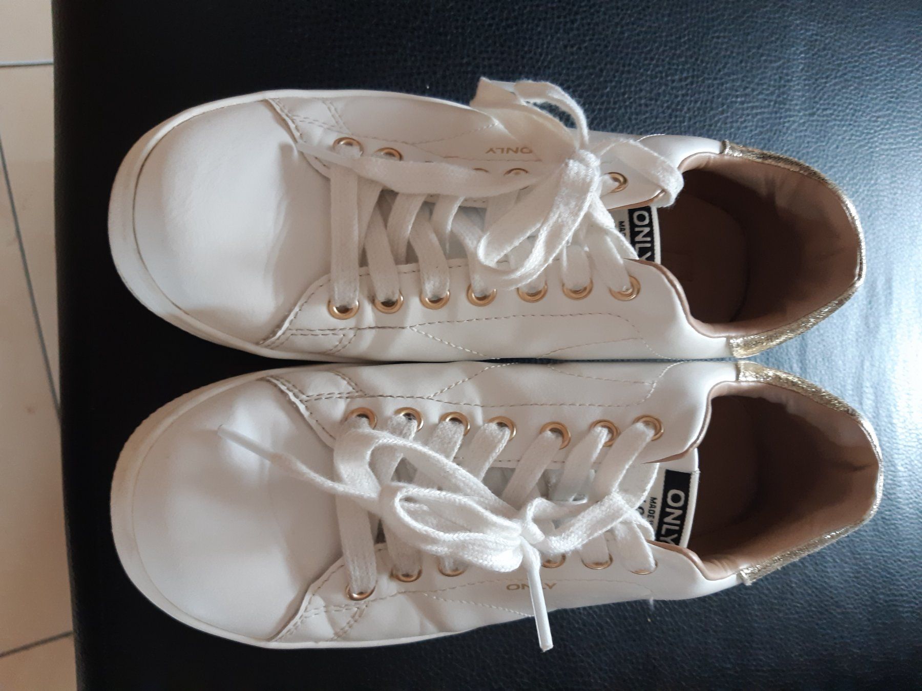 Only Scarpe da donna: ONLY Sneaker, Weiss mit Gold, Grösse 37 – Usato da Rothenthurm venduto da Meitli18