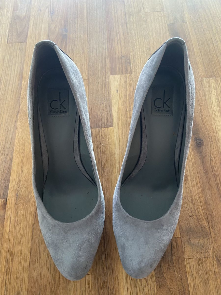 Calvin Klein Damenschuhe: Calvin Klein Keilabsatz Pumps, grau, Gr. 39 – Gebraucht aus Bäch SZ von manda8806