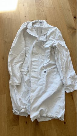 Blouse de laboratoire blanche, état acceptable