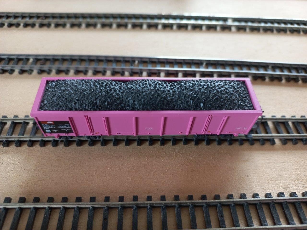 Roco Modelleisenbahnen: Roco Spur N Güterwagen   Eaos pink   intern 1 – Gebraucht aus Pfäffikon / ZH von Pefkadett 2