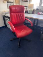 Chaise de bureau pivotante en cuir rouge état d'usage
