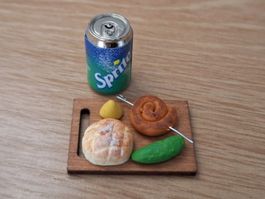 Grillschnecke mit Essiggurke Brot und Sprite
