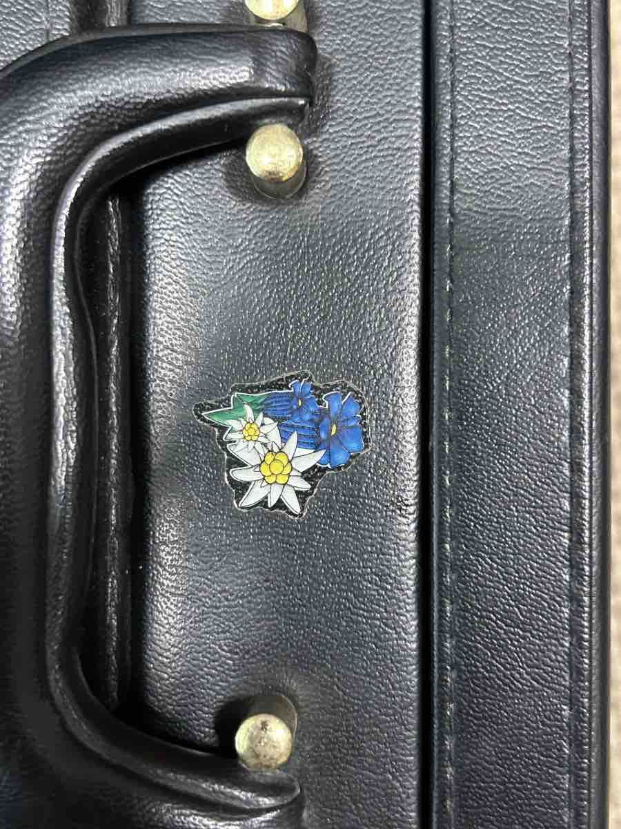 Valigie & Borse: Black Hard-Shell Briefcase with Edelweiss Motif – Usato da PRILLY venduto da rmh_ncq9 7