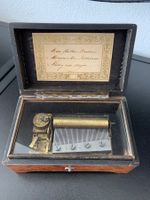 Musikdose, antik, zierlich/klein, mit 3 Melodien