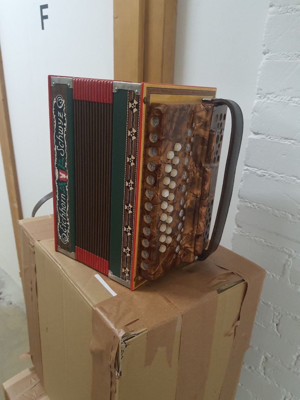 Eichhorn Strumenti musicali: schwyzerorgeli Eichhorn 18 basses... ton B... 3 voix – Usato da Pont-de-la-Morge venduto da Mirabelle0 4