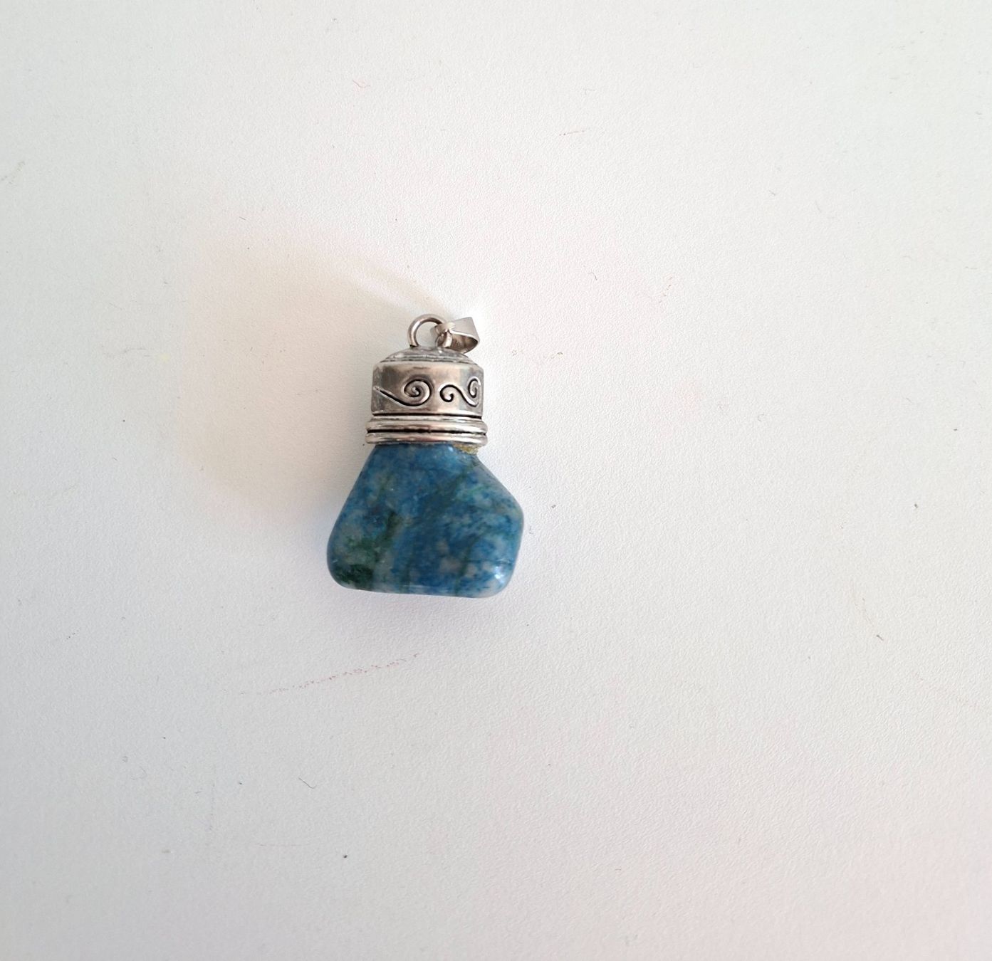 Ciondoli: Blauer Halbedelstein - Anhänger mit Metallfassung – Nuovo (secondo la descrizione) da Uster venduto da libma