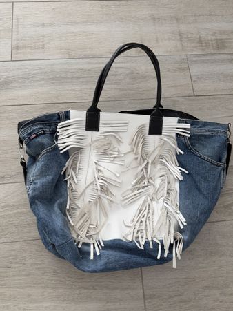 Borsa pelle e jeans