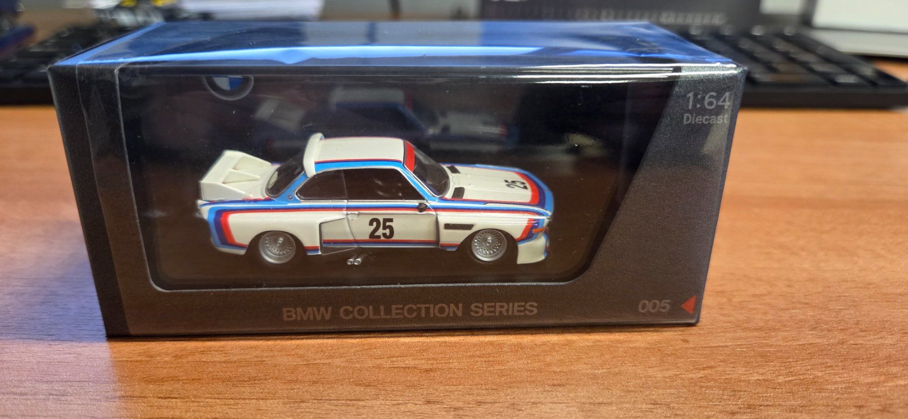 BMW Modellini d'auto: BMW 3.0 CSL Collection Series 1:64 – Nuovo e nell'imballaggio originale da Gland venduto da Lydan86