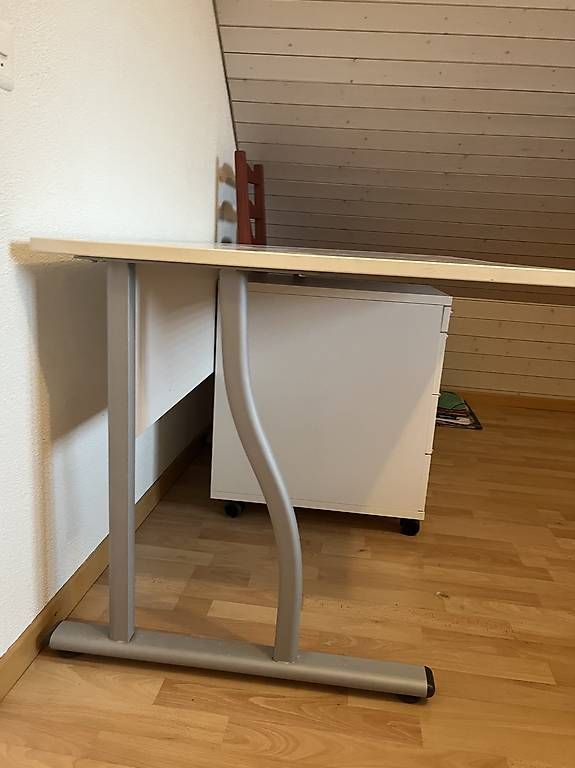 Schreibtische: Weisser Schreibtisch mit abschliessbarem Rollcontainer  – Gebraucht aus Oberohringen von lil_yly6 1