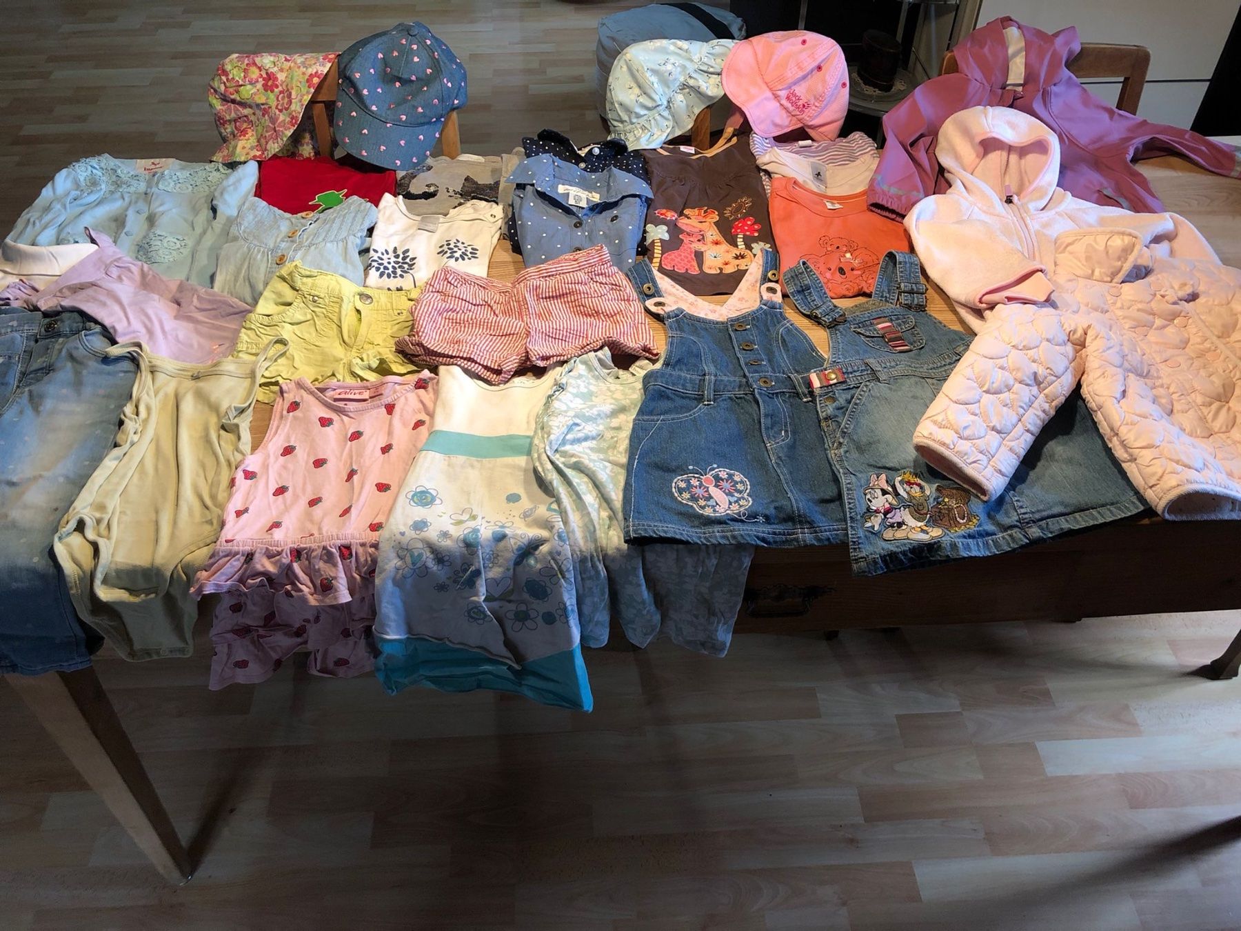 Lotti & Set di vestiti: 30 Teiliges Mädchenpaket Gr. 92 – Usato da Röschenz venduto da Tashroal