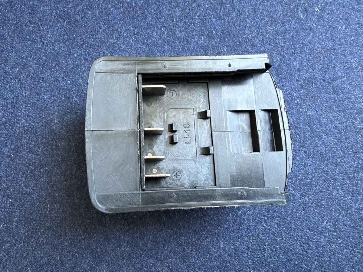 Bosch Caricabatterie: Flashlight/USB Power bank adapter for Bosch 18V battery – Nuovo (secondo la descrizione) da Zürich venduto da jankais3r 5