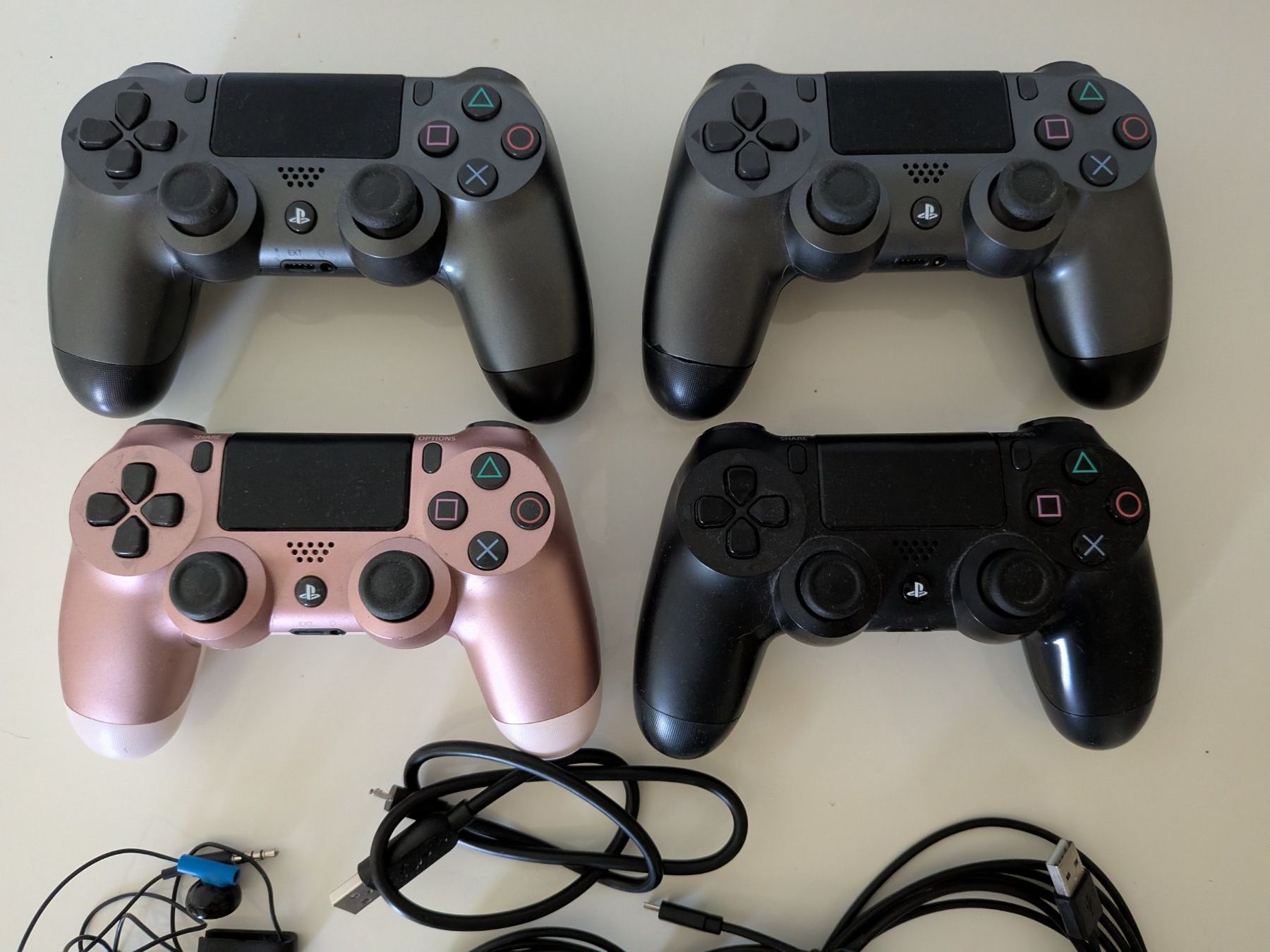 Sony Konsolen: Playstation 4 - 4x Dualshock Controller, Headset und Kabel – Gebraucht aus Kappel SO von Knoggaz
