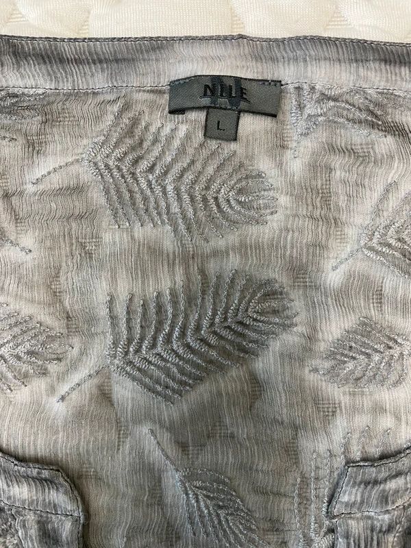 Nile Camicette: Nile Blouse grey leaf pattern size L silk-cotton blend – Usato da Lausanne venduto da Danash 4