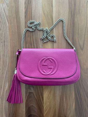 GUCCI Soho Long Flap Crossbody Tasche fuchsia
