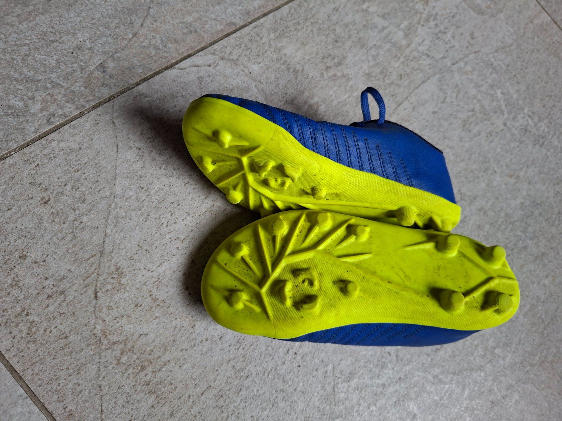Chaussures garçon: Chaussures de foot – D'occasion à Montmollin par islachat 1