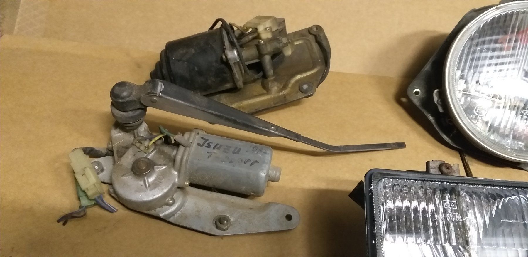 Fari: ISUZU TROOPER  4 PHARES  + CACHES MOYEUX     OLDTIMER – Usato da cortébert venduto da rlv 7