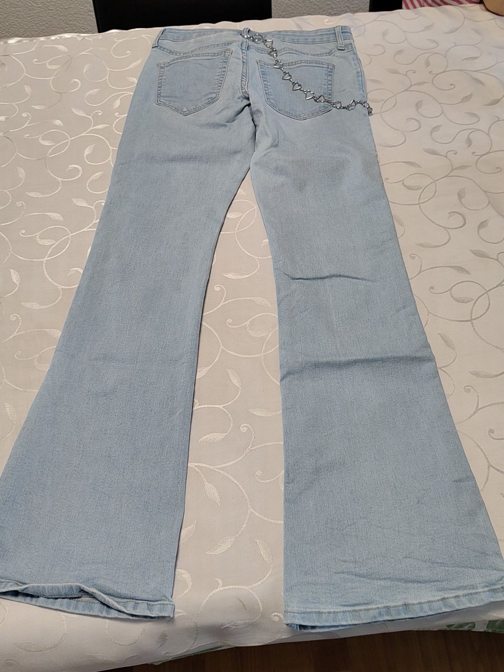 H&M Pantaloni: hellblaue Jeans Flared Leg mit Schmuck Gr 164 H&M – Usato da Brüttisellen venduto da kikaninchen79 1
