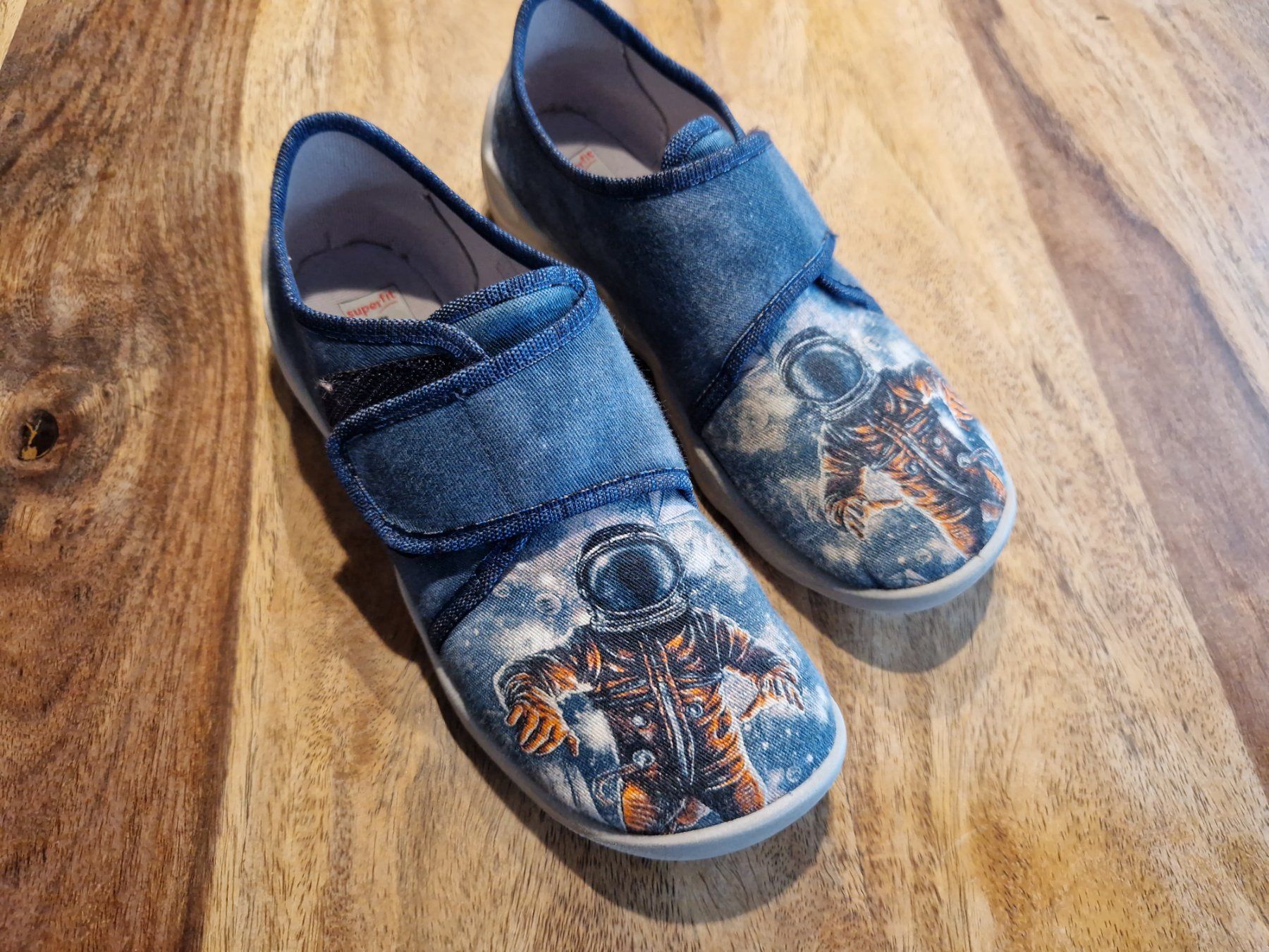 Superfit Schuhe für Jungen: SuperFit Hausschuhe Astronauten Grösse 34 – Gebraucht aus Trachslau von schumannmario