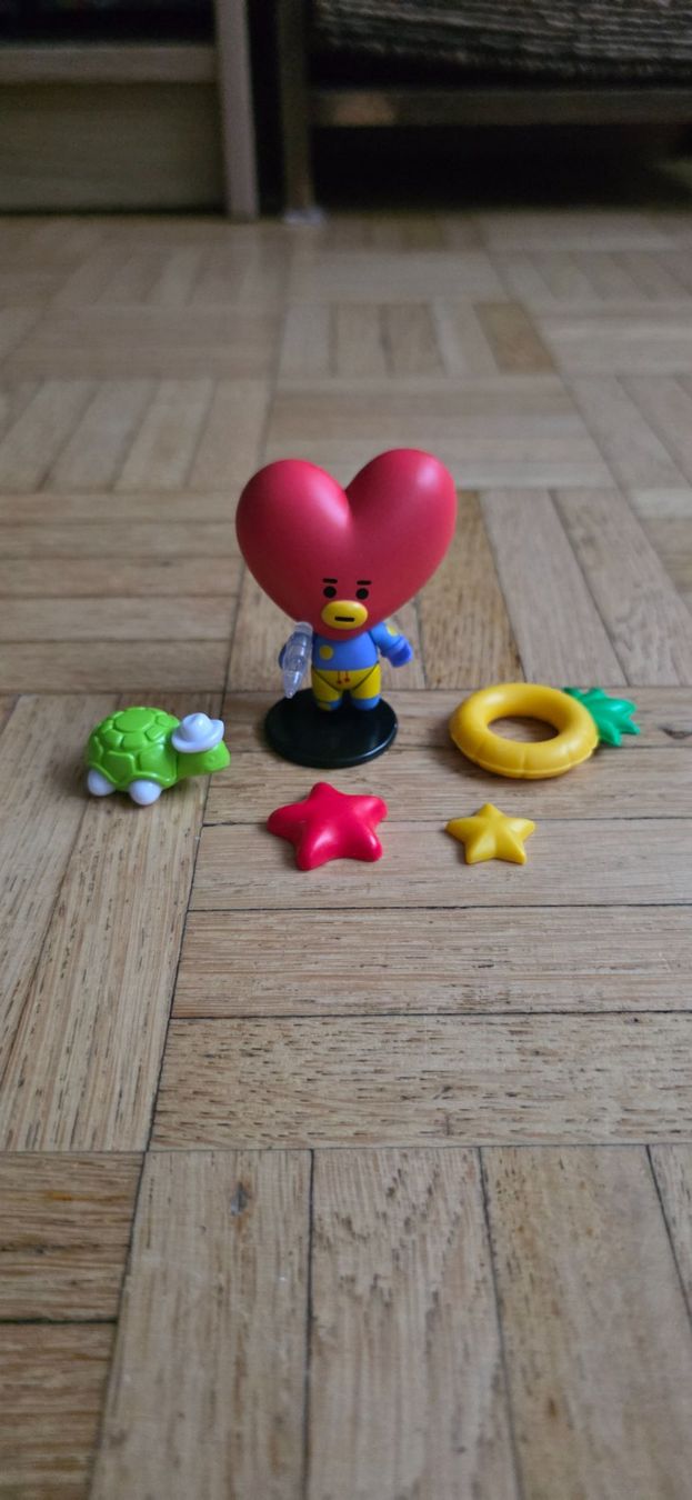 Statuette: BT21 UNIVERSTAR Sammelfigur Tata Surf Version – Nuovo (secondo la descrizione) da Spreitenbach venduto da SophieHatter89 1