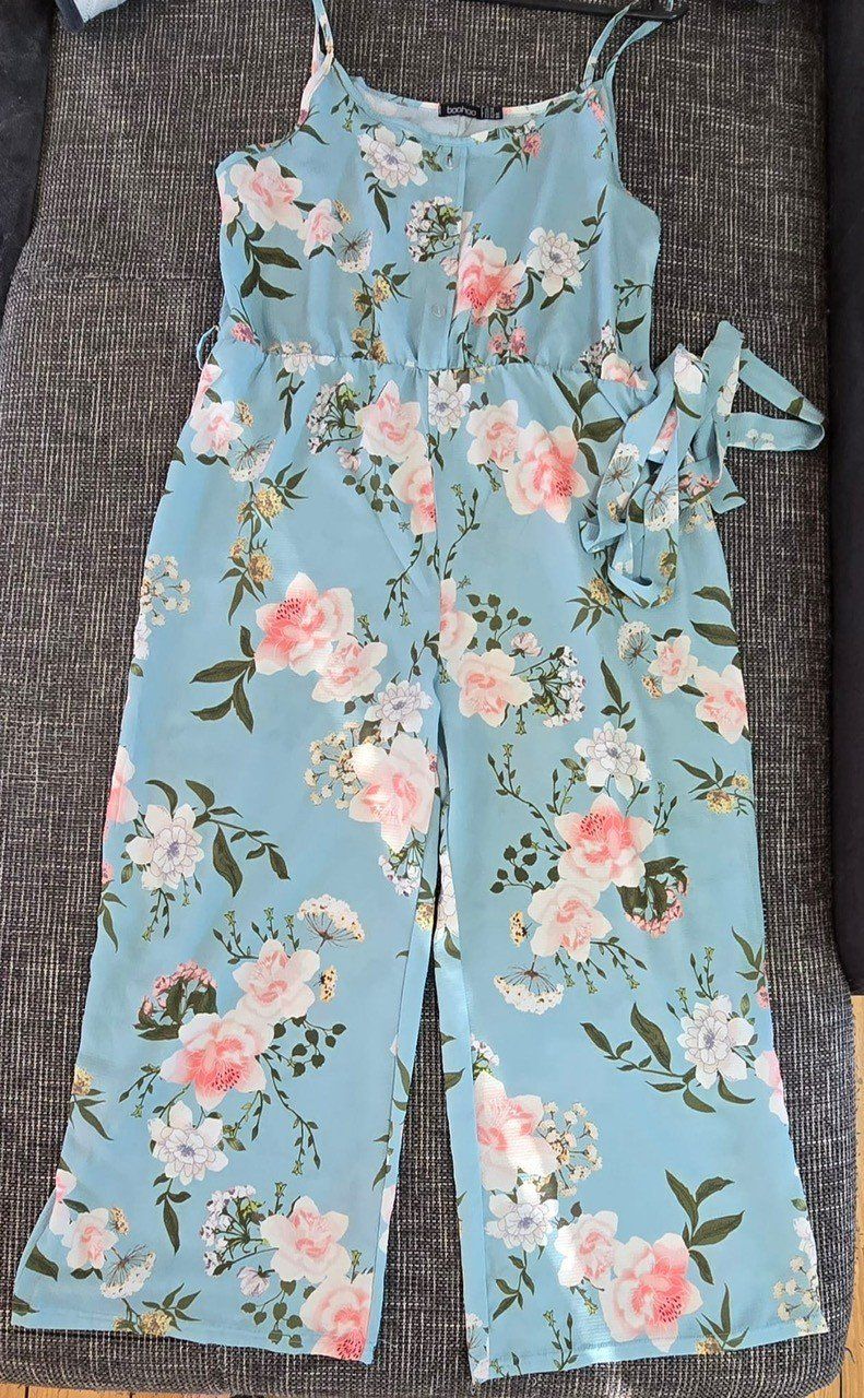 Tute: Sommerlicher Jumpsuit, hellblau mit Blumen, Grösse 42 – Usato da Möhlin venduto da bea_gb97 1