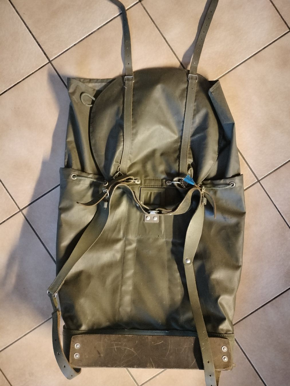 Schweizer Armee Zaini: Schweizer Armee Militär Rucksack – Usato da Schwanden Sigrisw venduto da len_9yqg 1