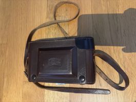 Kamera Zeiss Ikon mit brauner Ledertasche gebraucht