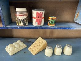 Alte Ware aus Plastik für den Krämerladen