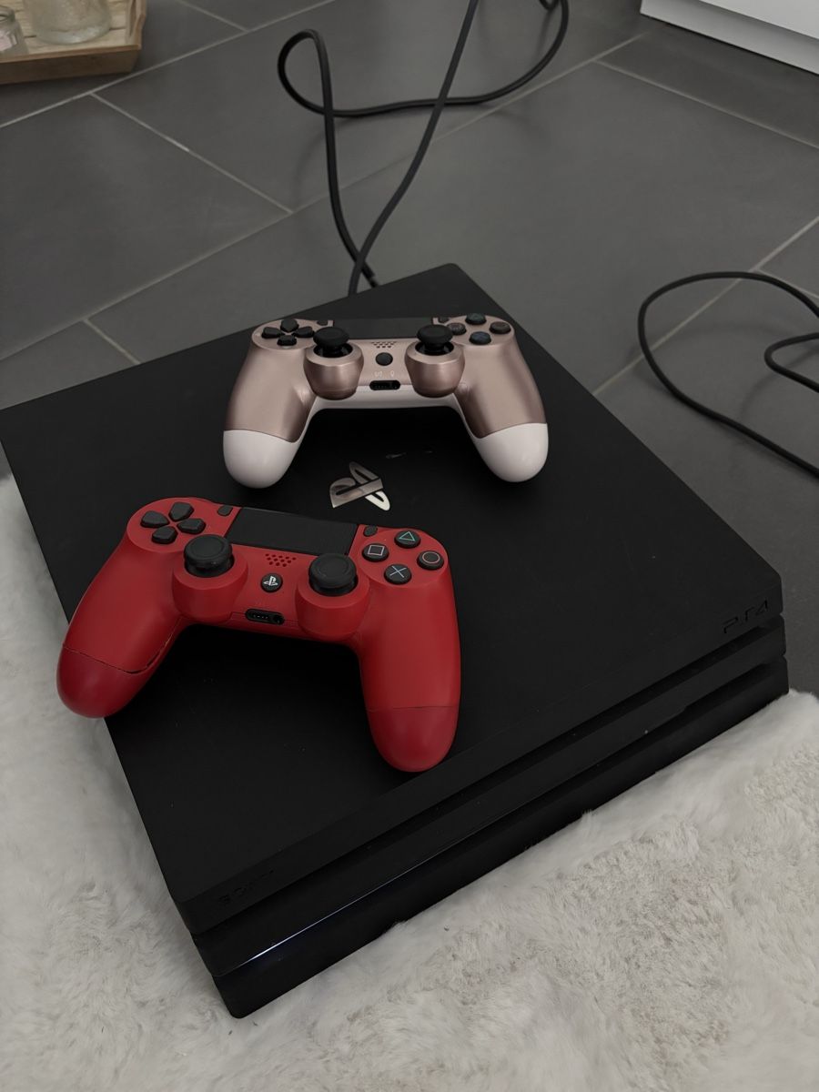 Sony Consoles: Playstation 4 mit zwei Controllern  – D'occasion à Alchenflüh par flower_xx 1