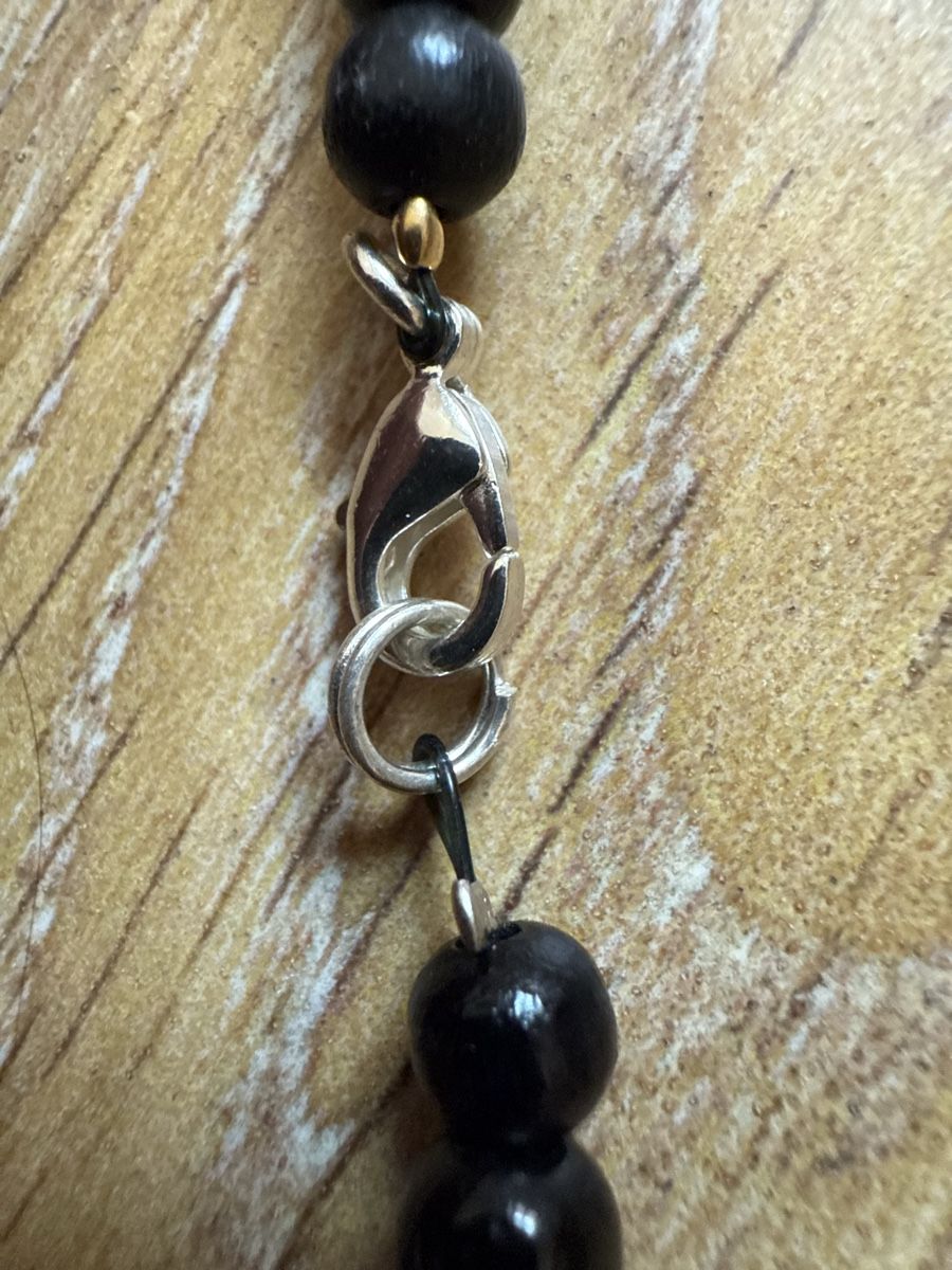 Catenine: Collier perles noires avec fleur – Usato da Tavannes venduto da Thriftshop 2