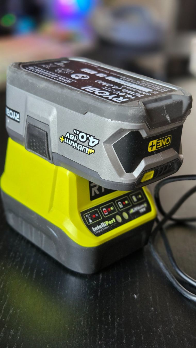 Ryobi Caricatori & Batterie: Ryobi ONE+ 18V Ladegerät mit 4.0Ah Lithium-Akku – Usato da Männedorf venduto da Zew_t75c 3