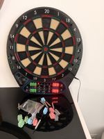 Elektronische Dartscheibe mit Pfeilen zu verkaufen