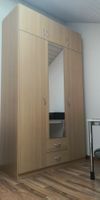 Kleiderschrank mit einem separaten Aufbaumöbel.