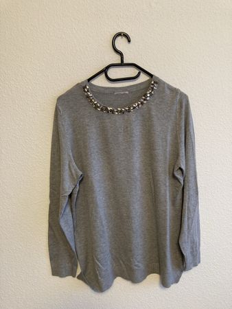 Legerer Pullover mit Schucksteinverzierung, Gr. M