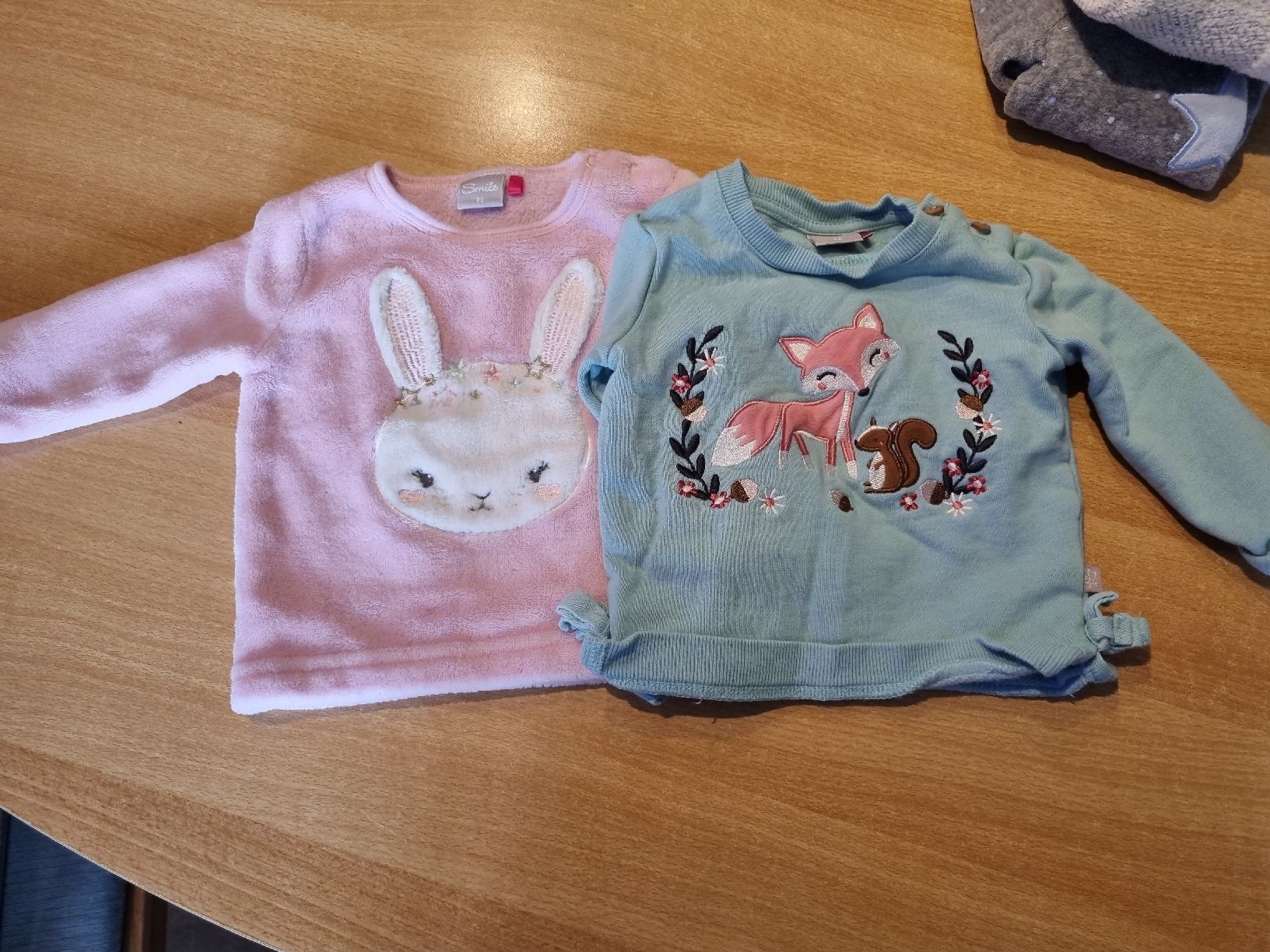 Pullover & Sweatshirts: Mädchen Pullover 2er Set Hase Fuchs Gr. 62-68 gebraucht – Gebraucht aus Kienberg von c.barelds