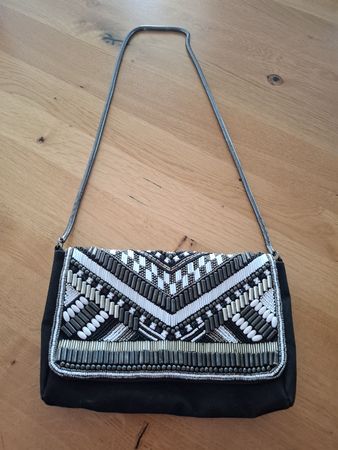 Tasche schwarz mit Perlen 