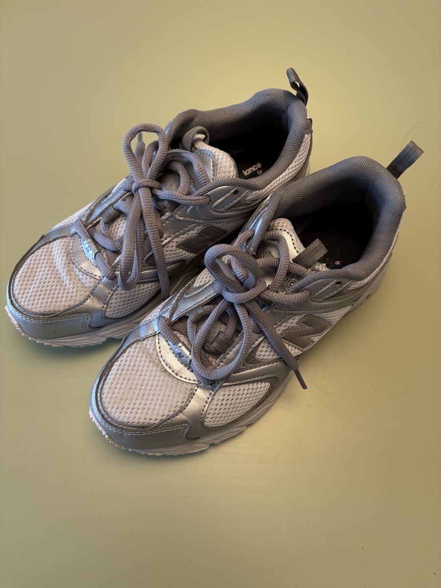 New Balance Damenschuhe: New Balance 408 Silver Metallic – Gebraucht aus Zürich von shoshukha 1