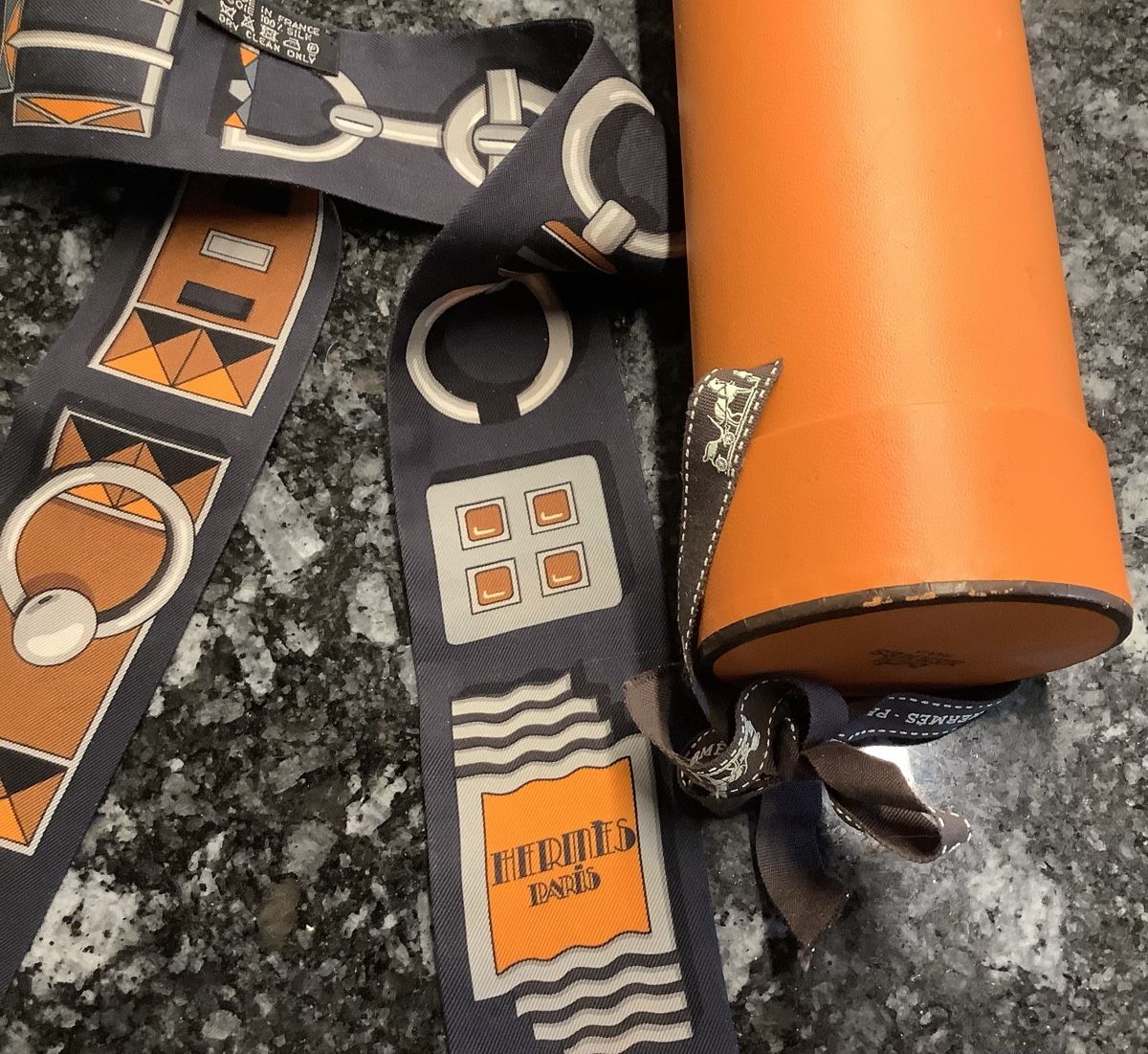 Hermès Foulard & Sciarpe: Hermès Twilly Seidentuch Grau Orange  – Usato da Biel-Benken BL venduto da Lanma