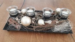 Adventsdekoration, Metalltablett mit Kerzen und Kugeln