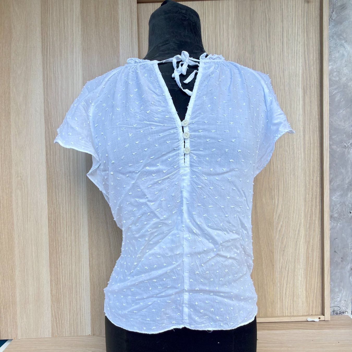 H&M Blusen: Blouse blanche H&M à pois texturés – Gebraucht aus Thônex von BrYu