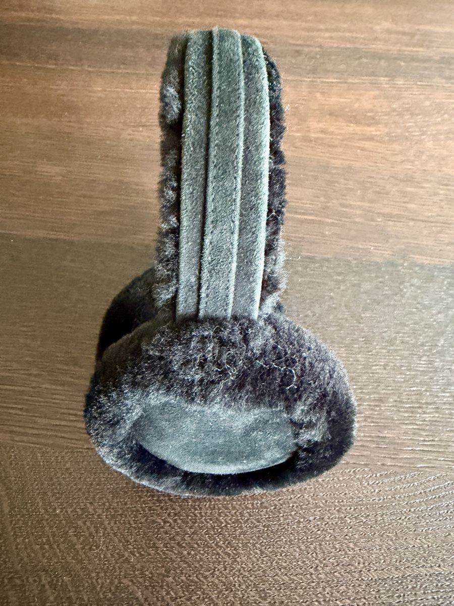 Ugg Copricapi, berretti & cappellini: Ohrenwärmer UGG schwarz – Usato da Baden venduto da anja.vanessa 2