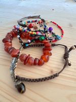 Hübsche Armbänder Stein