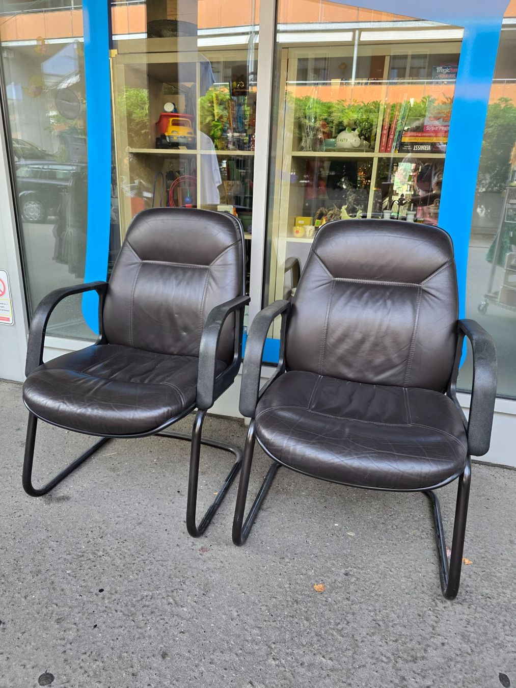 Stühle: Bürostühle massiv 2 Stk., Leder – Gebraucht aus Zofingen von Loop_ReSale