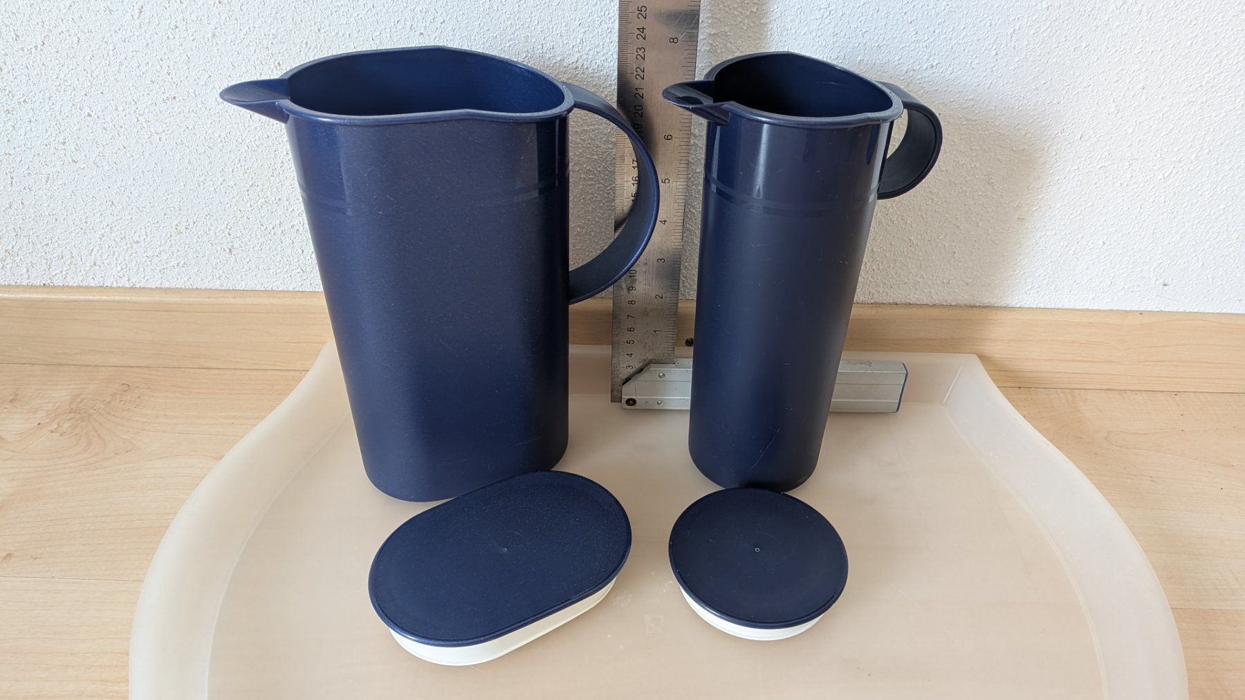 Tupperware Behälter & Ähnliches: Tupperware 2 mal Krug dunkelblau – Gebraucht aus Horw von Rebuho 1