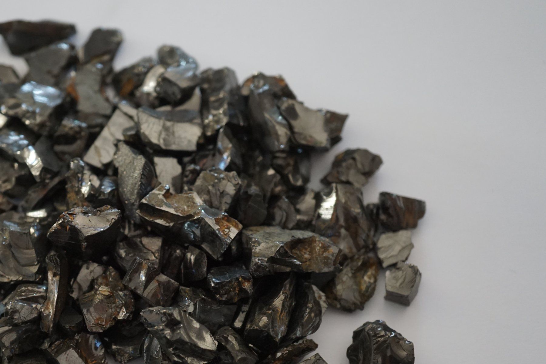 Minerali & Pietre curative: Edelschungit 10g    Lot     Edelshungit – Nuovo e nell'imballaggio originale da Eschenbach SG venduto da craniums 4