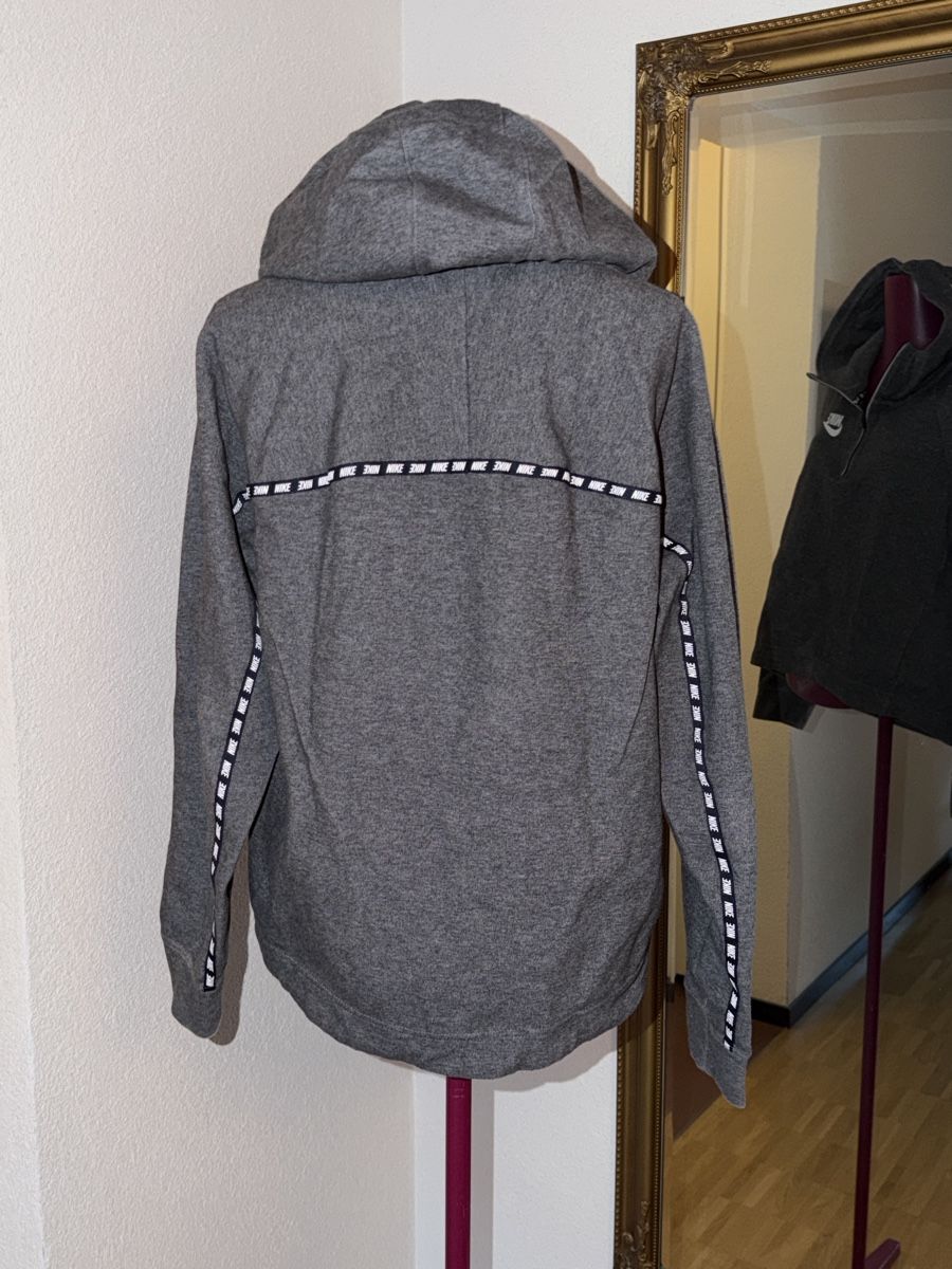 Nike Maglioni & Felpe: Nike Kapuzenpullover – Usato da Niederuzwil venduto da Lisascloset 1