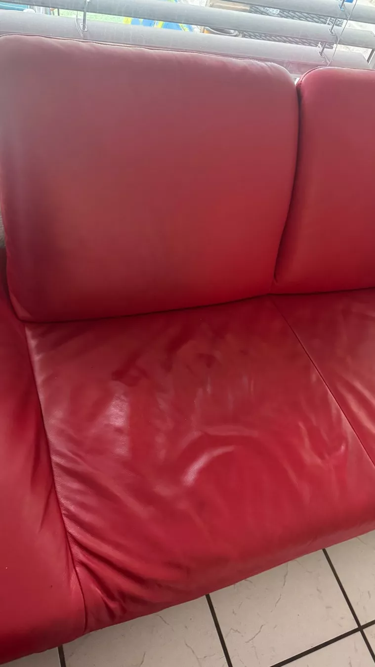 Koinor Divani: Koinor Tara Echtleder-Sofagarnitur Rot (2 Sofas plus Hocker) – Usato da Bertschikon Gossau venduto da chive2000 2
