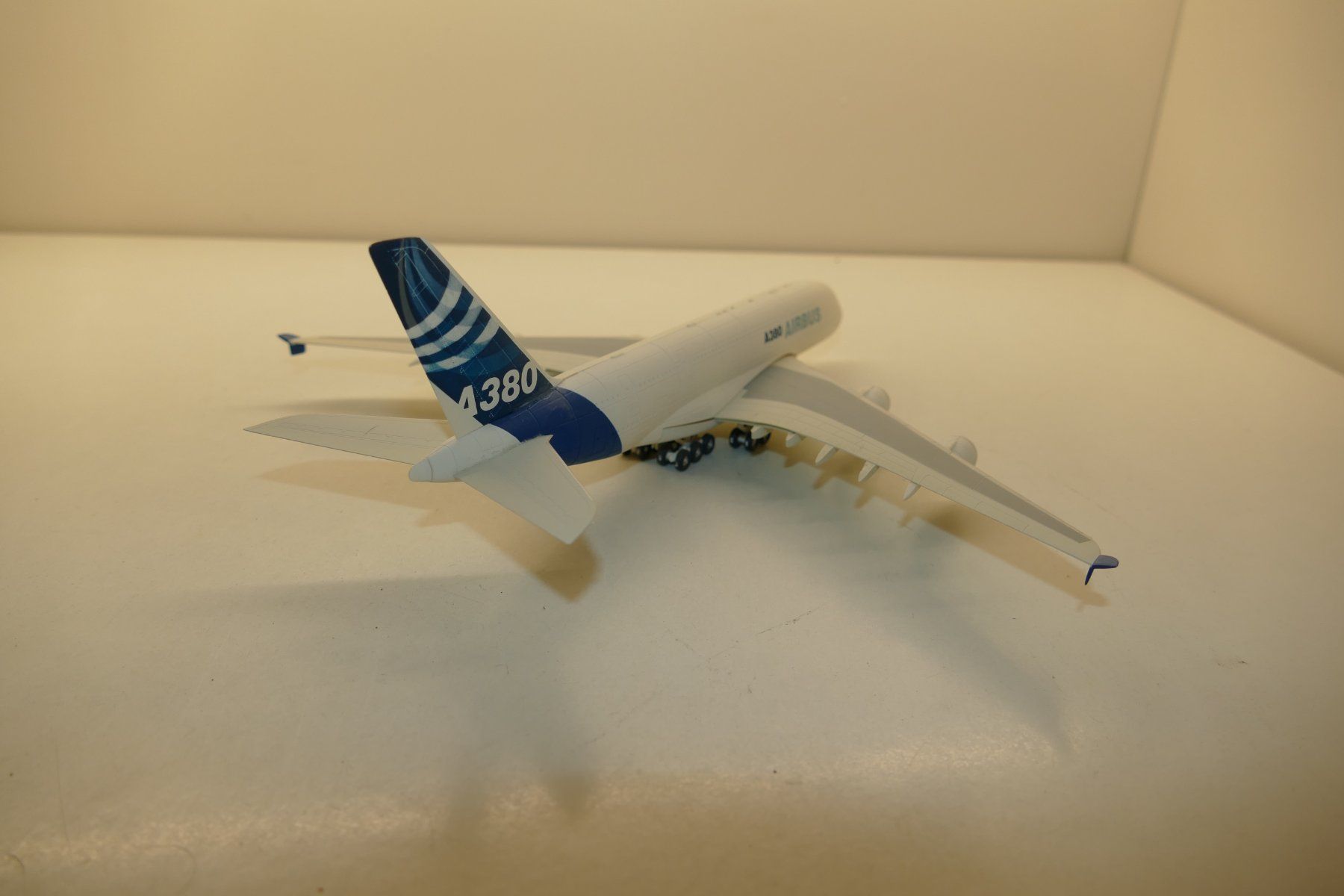 Kit di modellismo & Modellini statici: Flugzeugmodell: Airbus A380 blau/weiss – Usato da Niederhasli venduto da rail-duerst 2
