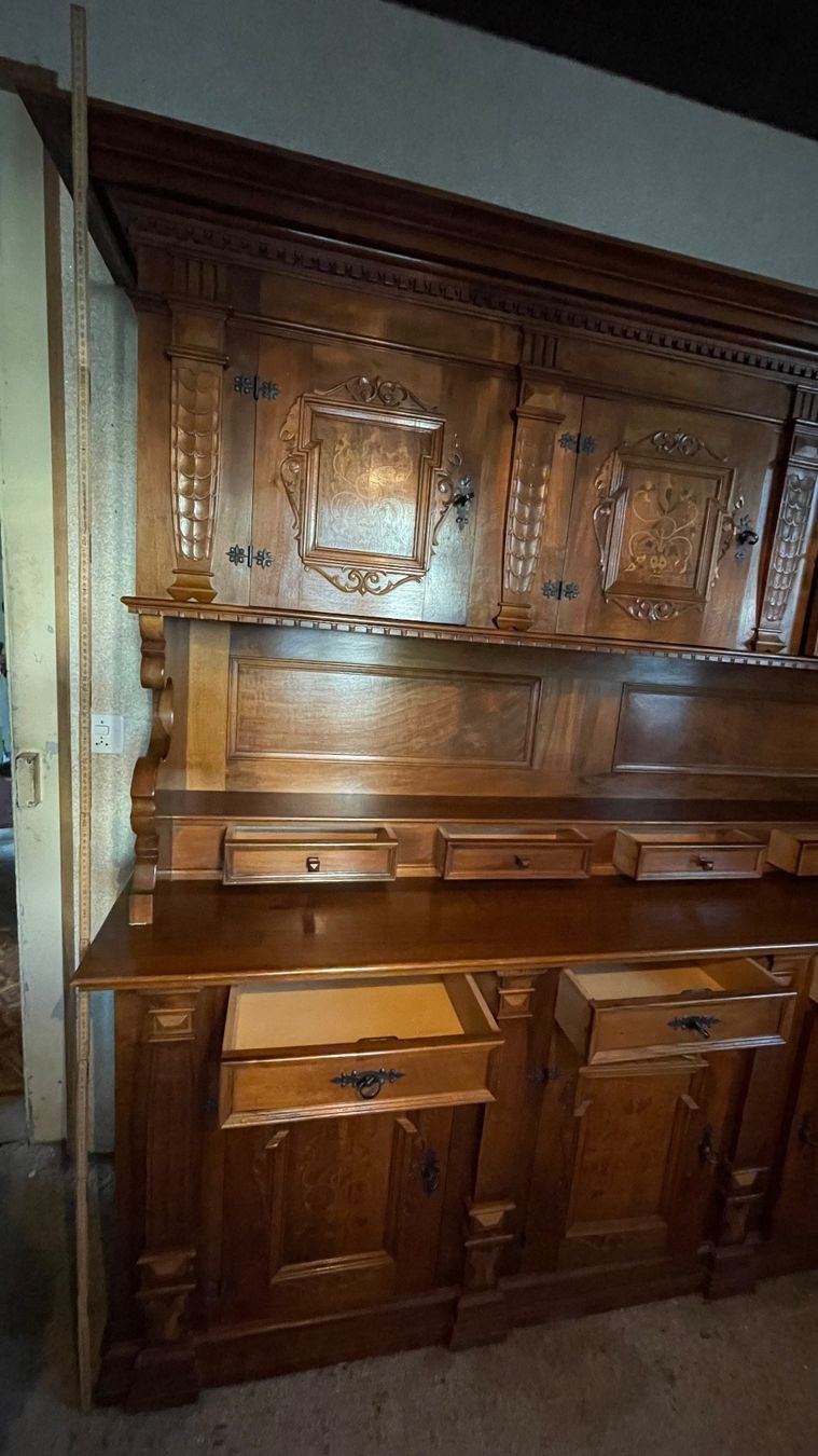 Credenze: Antikes Buffet aus Nussbaum Holz mit Schnitzereien – Usato da Bremgarten AG venduto da Schussi 5